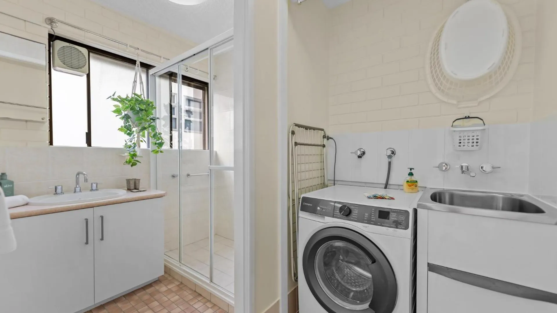 Bright 2-Bed Top-Floor Flat Near Moffat Beach Caloundra