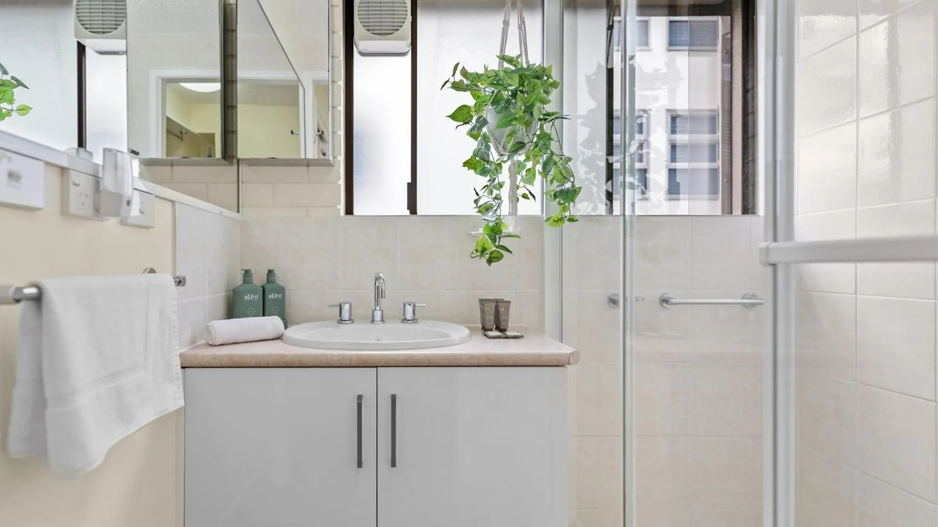 Bright 2-Bed Top-Floor Flat Near Moffat Beach Caloundra Apartment