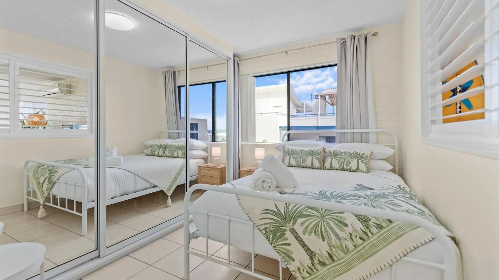 Bright 2-Bed Top-Floor Flat Near Moffat Beach Caloundra Apartment