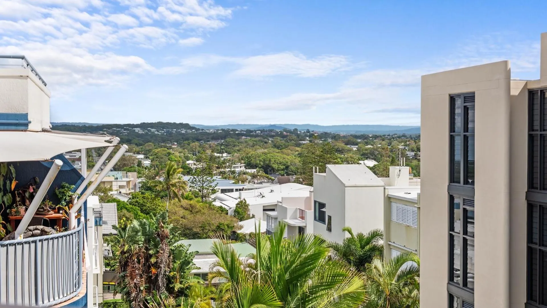 Bright 2-Bed Top-Floor Flat Near Moffat Beach Caloundra