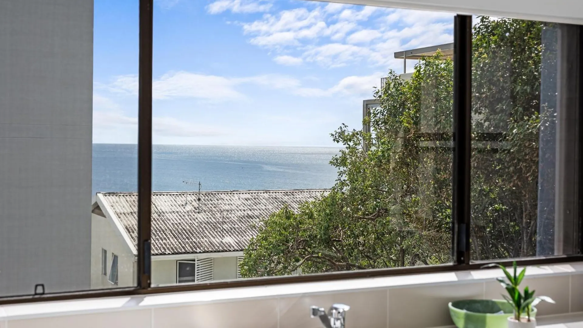 Apartment Bright 2-Bed Top-Floor Flat Near Moffat Beach Caloundra