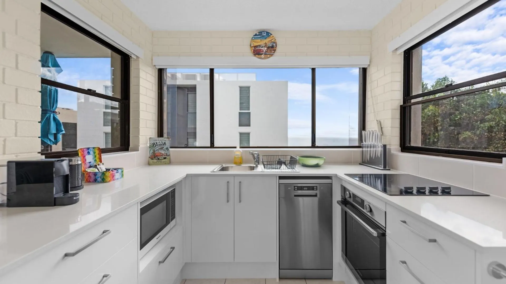 Apartment Bright 2-Bed Top-Floor Flat Near Moffat Beach Caloundra