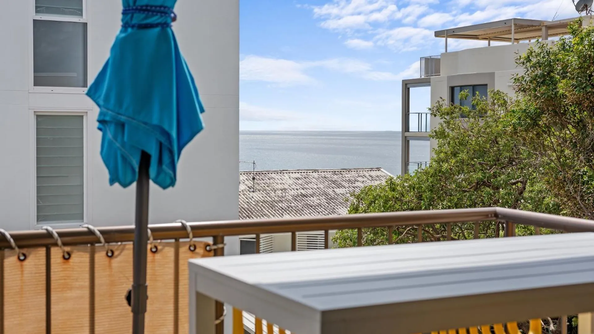 Bright 2-Bed Top-Floor Flat Near Moffat Beach Caloundra Apartment