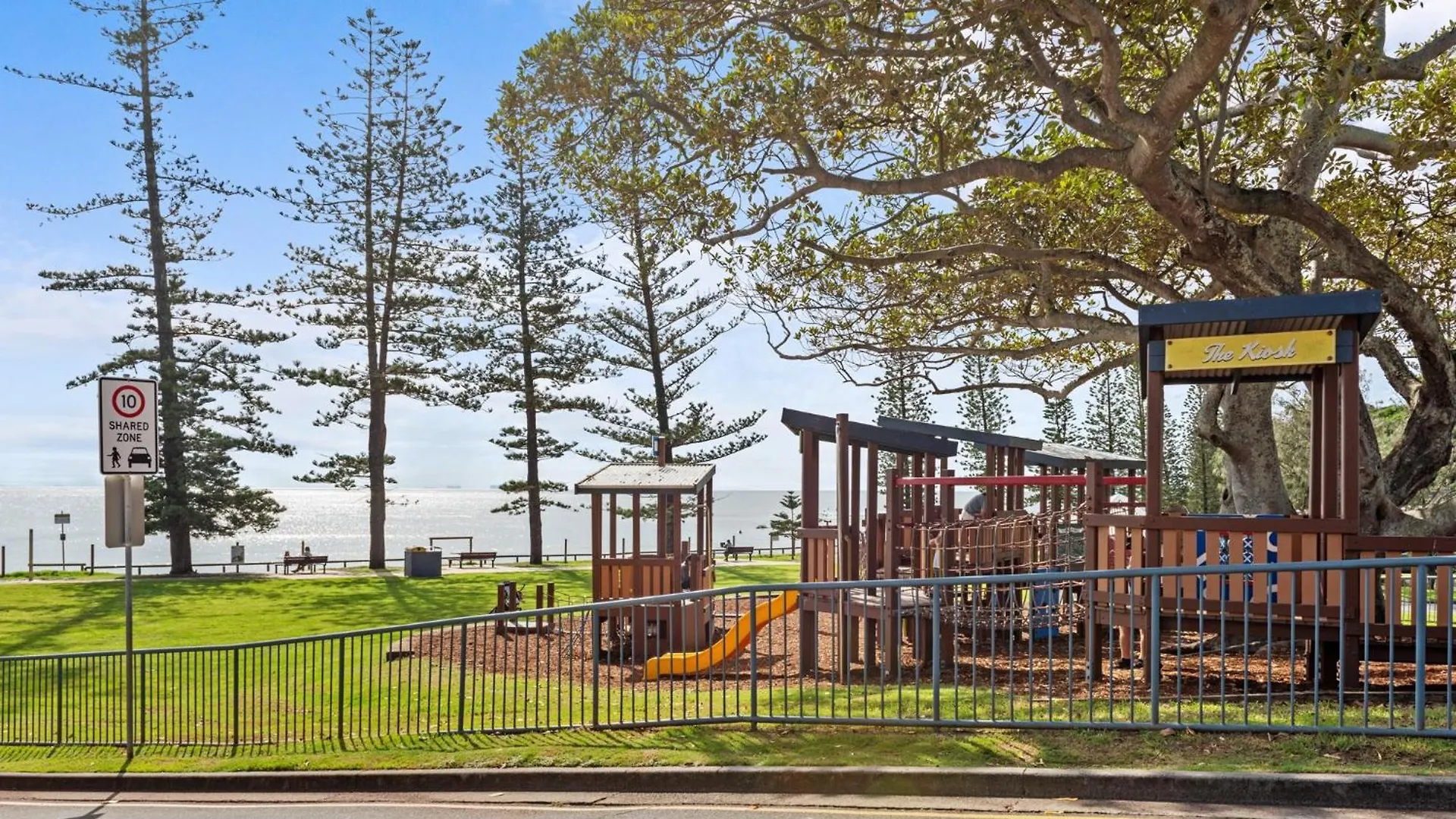 Bright 2-Bed Top-Floor Flat Near Moffat Beach Caloundra 0*,