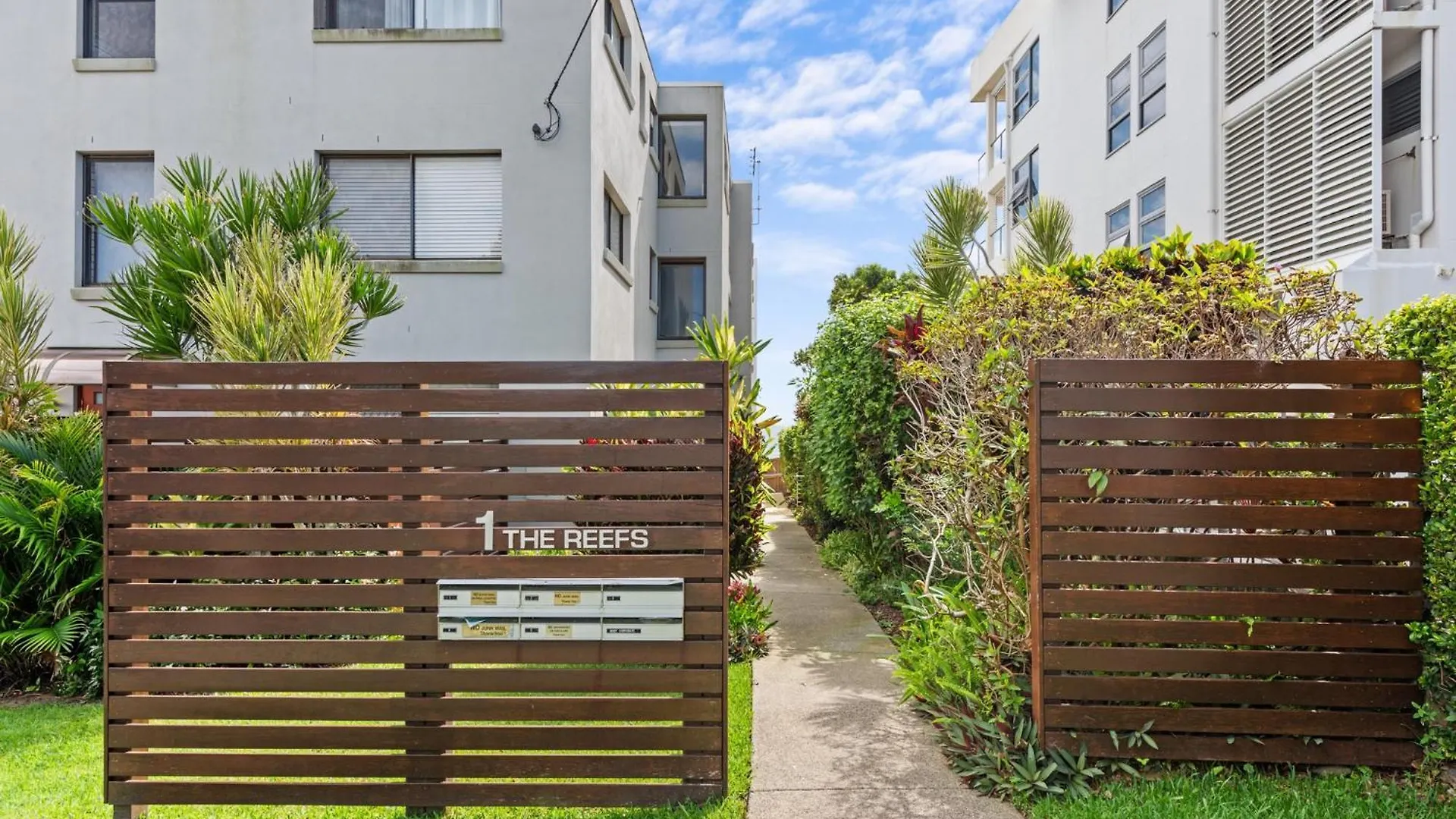 Bright 2-Bed Top-Floor Flat Near Moffat Beach Caloundra