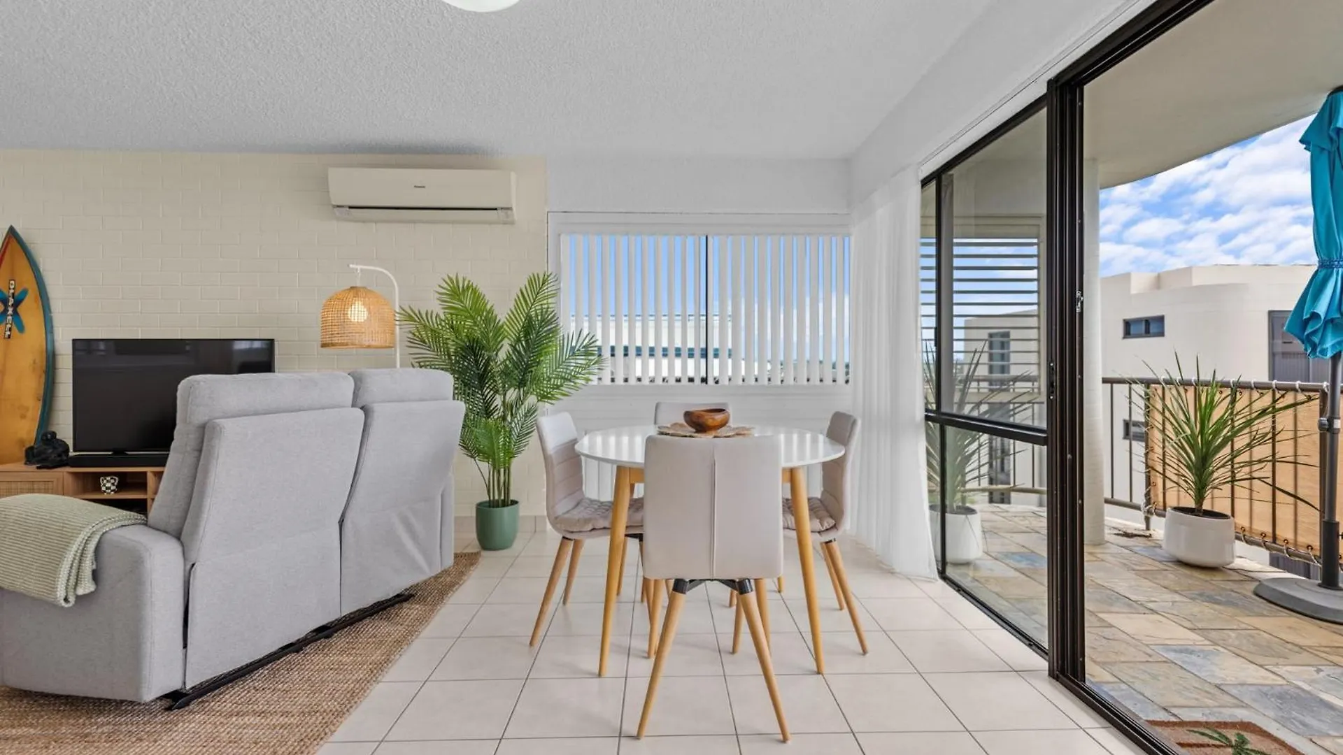 Bright 2-Bed Top-Floor Flat Near Moffat Beach Caloundra 0*,  Australia