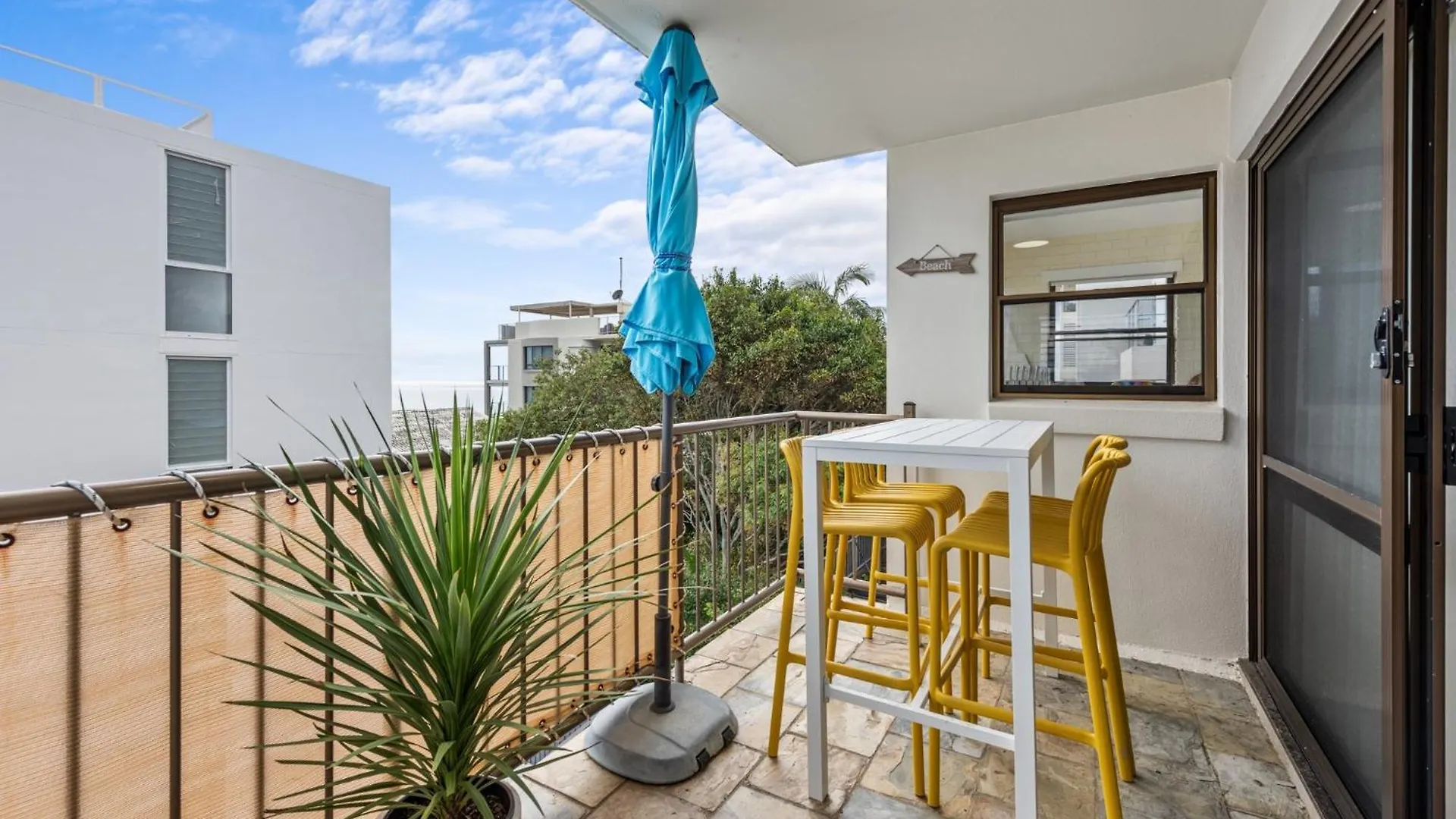 Bright 2-Bed Top-Floor Flat Near Moffat Beach Caloundra Australia