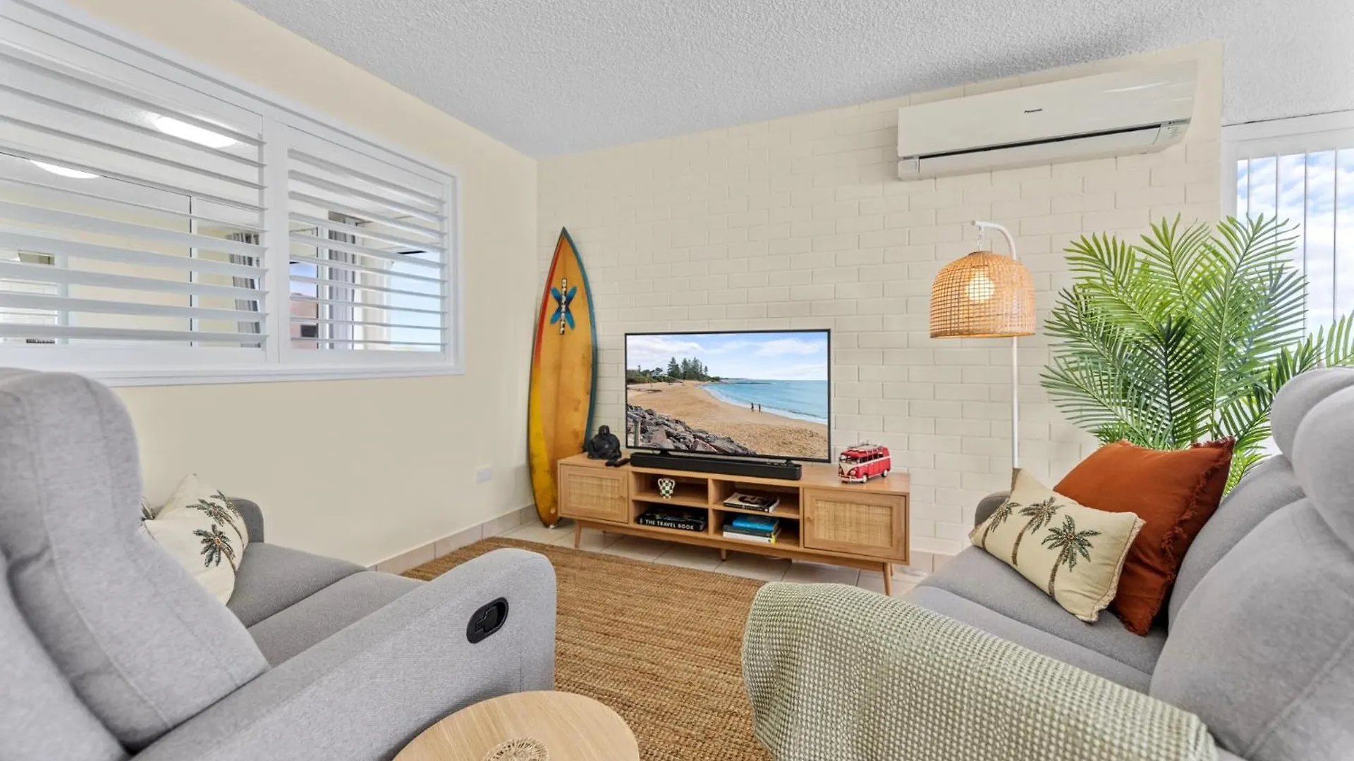 Bright 2-Bed Top-Floor Flat Near Moffat Beach Caloundra